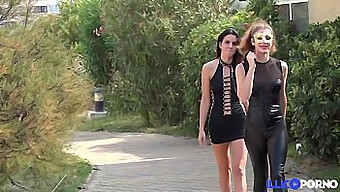 Maceraperest öğrenciler Bella ve Elise, BDSM oyunlarına seks oyuncaklarıyla giriyorlar