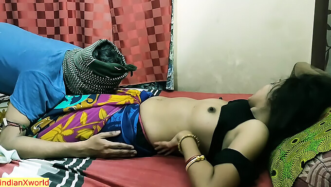 Une femme indienne se fait prendre et baiser par un jeune étalon dans une vidéo maison