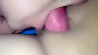 Wanita matang yang sensual memberikan blowjob deep throat.