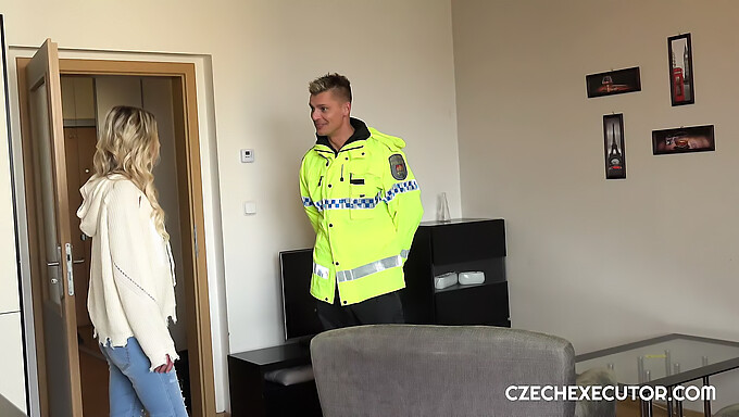 Incontro bollente con un agente di polizia birichino