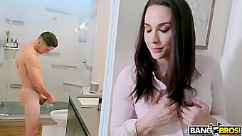 La rencontre surprise de Chanel Preston avec son fils en train de se masturber dans la salle de bain