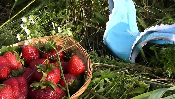 En søt jentes nærbilde av den jordbærrosa fitten sin utendørs