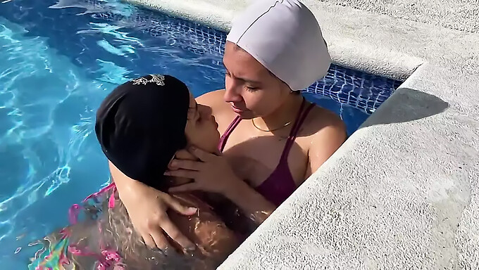 Mi novia se une a mí en la piscina y hacemos actividades sexuales en el baño. ¡No te pierdas esta escena caliente y picante!