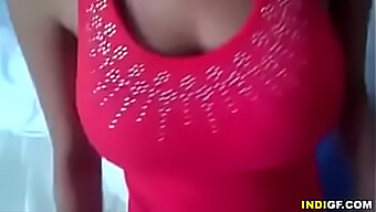 Video casero de una chica india amateur siendo follada