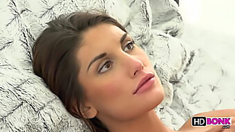 De glamoureuze August Ames geniet van intense neukbeurt