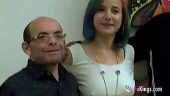 Padre e hijo de mediana edad demuestran a la joven Amara que la producción porno no siempre es sencilla.