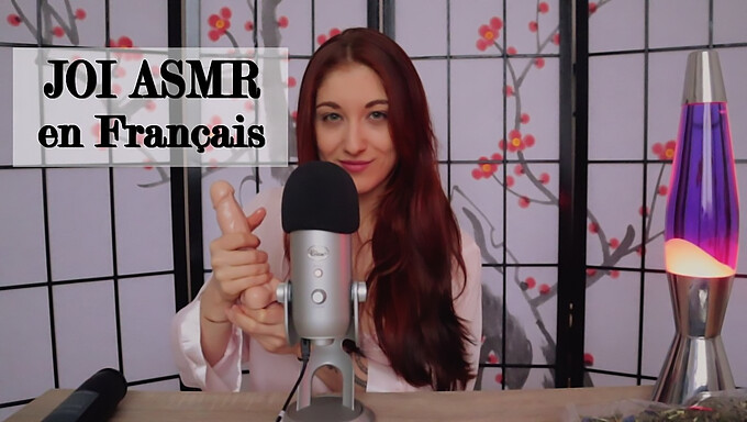 Trish Collins se masturbează cu un videoclip de instrucțiuni ASMR cu subtitrare în limba engleză, prezentând un adolescent european și jucării sexuale