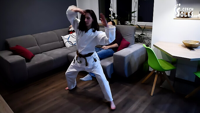 Karate dominacija s stopali in dušenje v femdom videu