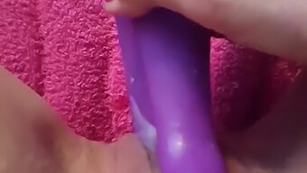 Europæisk babe nyder vibrator nydelse