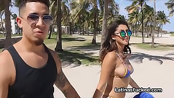 Sophia Leone, en fantastisk Latina i bikini, tar strandmoroa til neste nivå med en het opplevelse