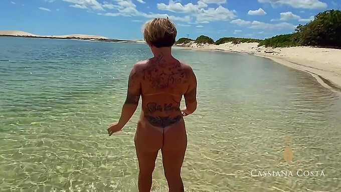 La bellezza tatuata Cassiana Costa si gode un caldo trio sulla spiaggia