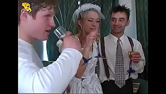 L'intimo appuntamento di gioco pre-matrimonio di una sposa russa si trasforma in un incontro bollente!