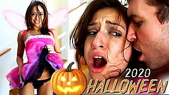 Malam Halloween liar Sara Luvv dengan James Deen - seks kasar dan wajah yang menggoda