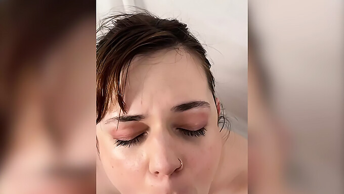 Elise Lee fait une gorge profonde, étouffe et reçoit un énorme facial en POV